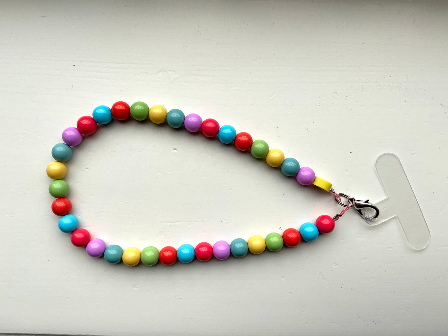 Gekleurde kralen telefoonkoord gekleurd