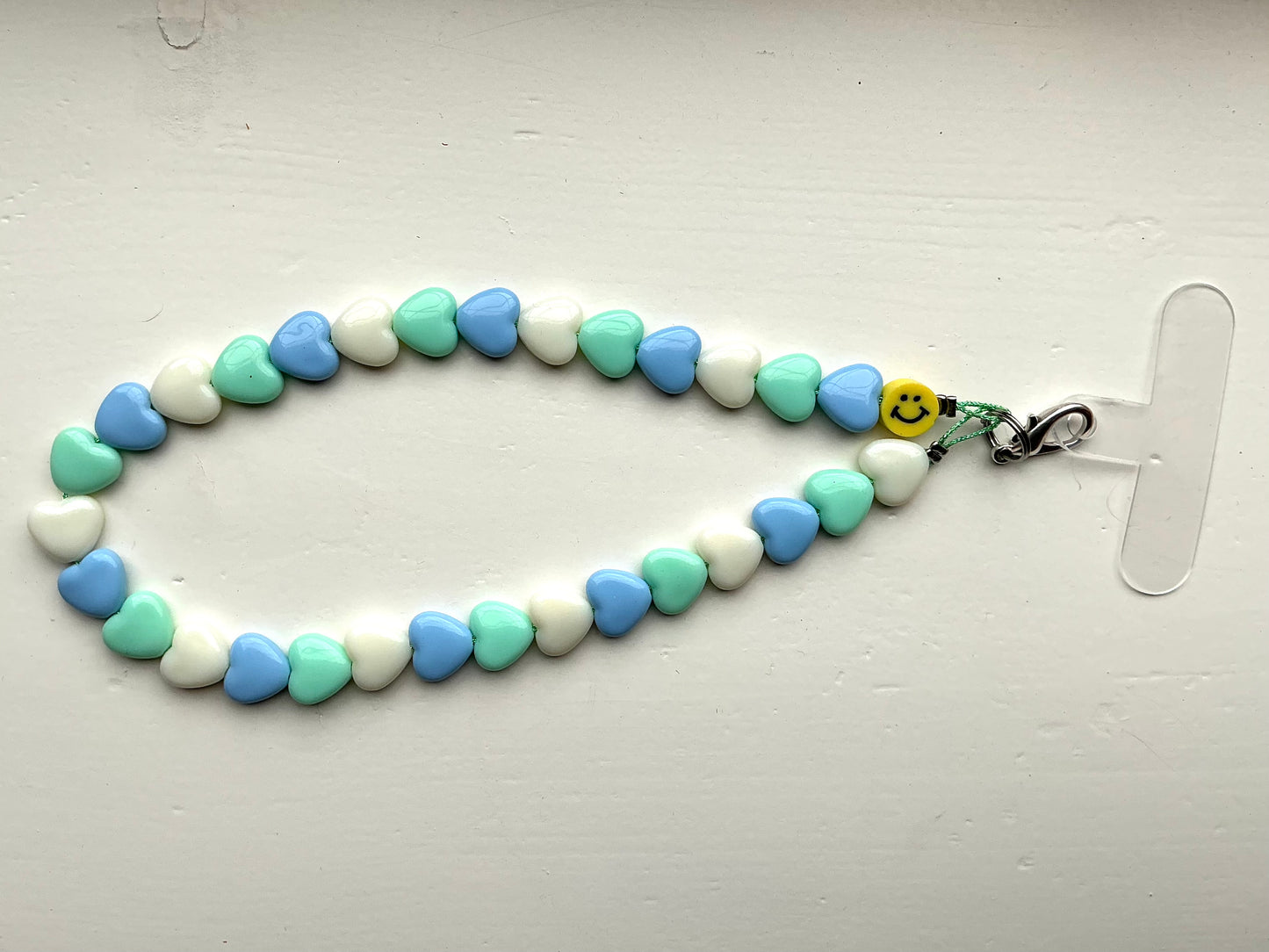 Gekleurde kralen telefoonkoord hartjes wit/blauw/turquoise