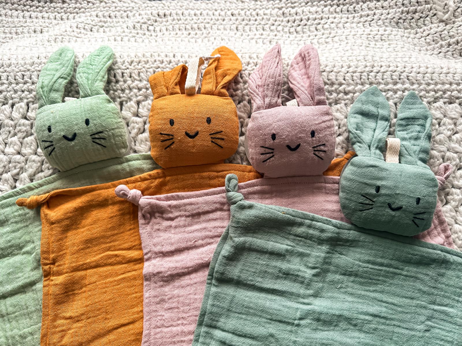 Verschillende kleuren knuffel konijnen gepersonaliseerd