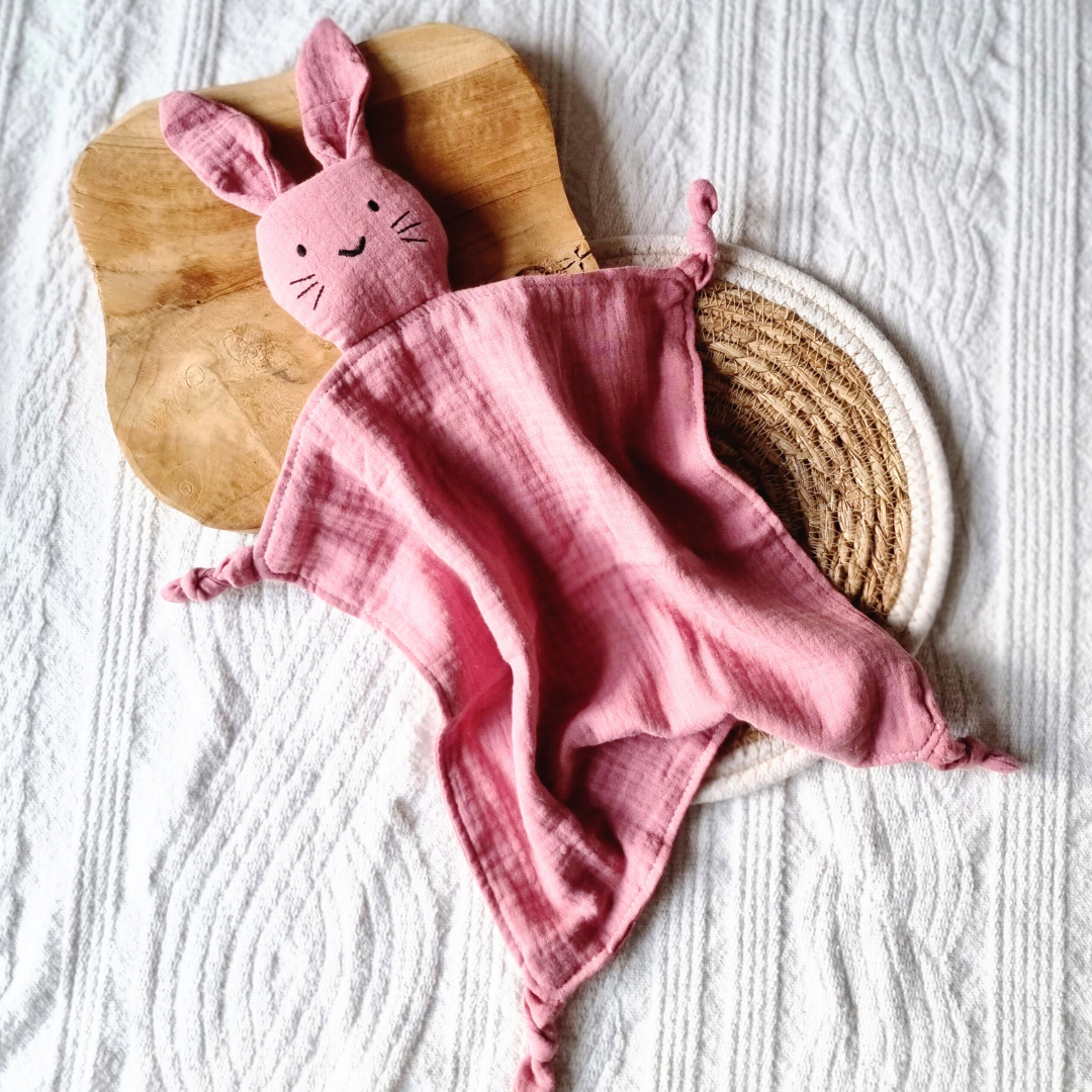 Roze hydrofiele knuffeldoek in de vorm van een konijn, zacht kraamcadeau voor baby