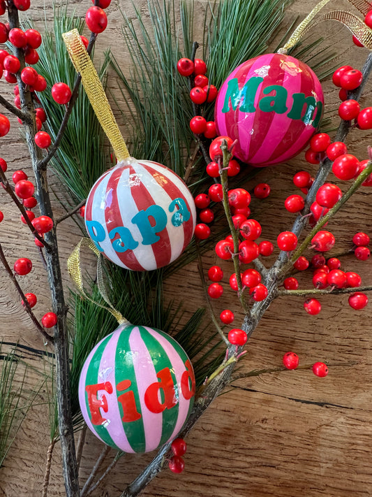 Kerstbal groen roze brede streep met naam