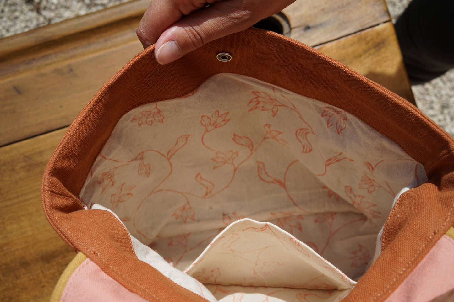 Kinderrugzak roze bruin print binnenkant school crèche 