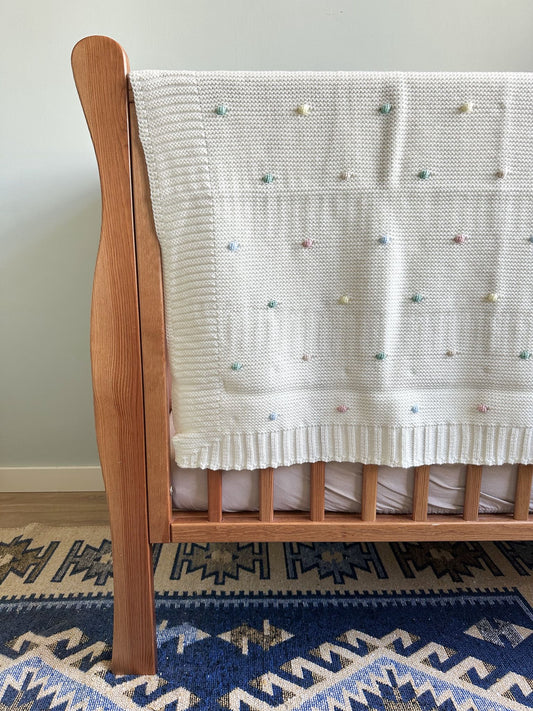 Witte babydeken, zacht, met gekleurde puntjes